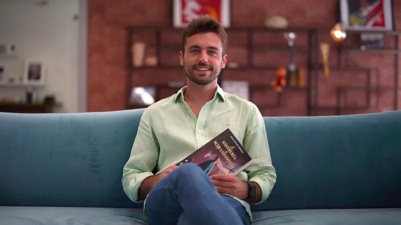 Guillermo Borao, antiguo alumno de la USJ, publica su primera novela, "La sastrería de Scaramuzzelli"