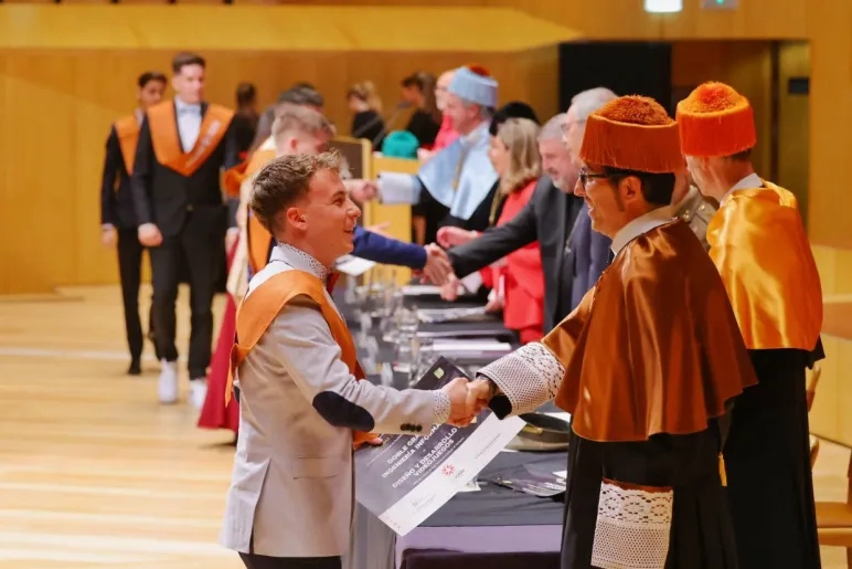 Los estudiantes de la Facultad de Comunicación y Ciencias Sociales y de la Escuela de Arquitectura y Tecnología de la promoción 2024 celebran su graduación