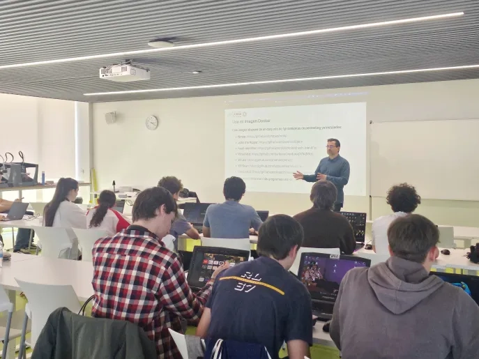 Los alumnos de los grados en Ingeniería participan en una Hackathon de la cátedra USJ-Inycom