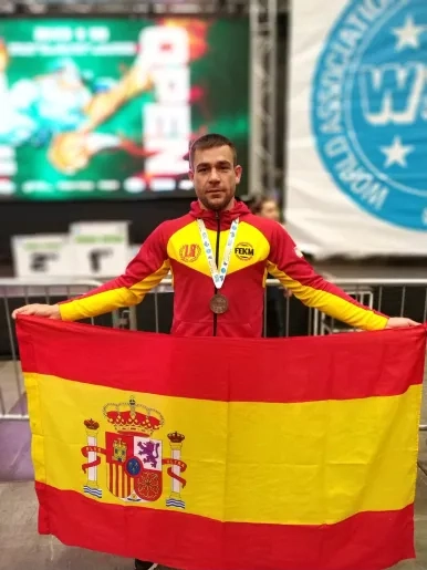 David Vizcarra, técnico de la Facultad de Ciencias de la Salud, gana la medalla de bronce en la Copa del Mundo Irish Open de Kickboxing