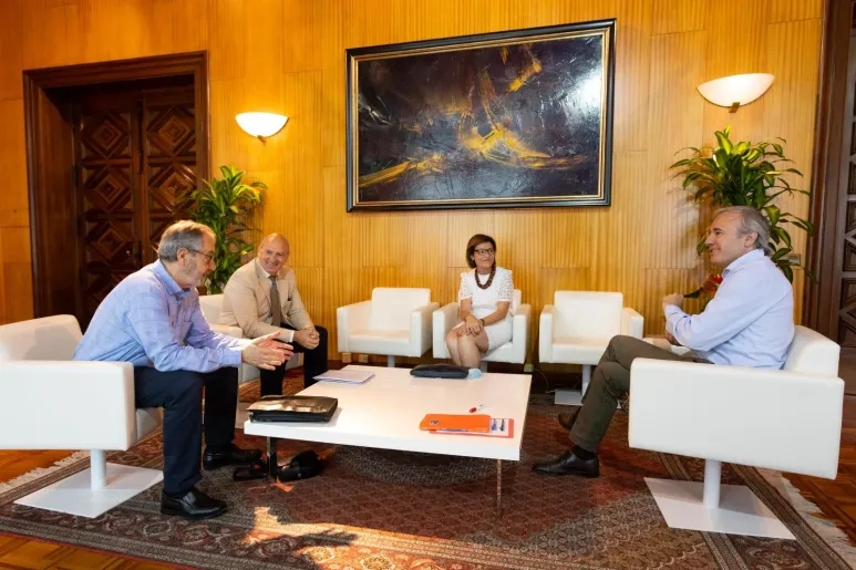 El alcalde de Zaragoza recibe a la rectora de la USJ y al presidente y al director general del Grupo San Valero