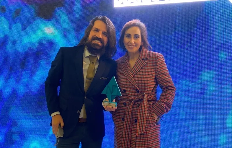 El docente de la USJ Édgar Abarca galardonado con el Premio E-nnova Health