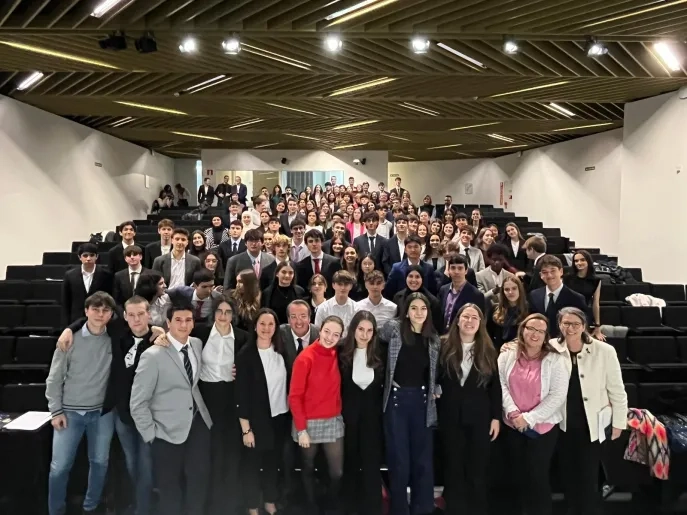 Alrededor de 70 alumnos de 19 centros educativos debaten sobre salud mental juvenil, la ética de la inteligencia artificial, la escasez de agua y el turismo sostenible