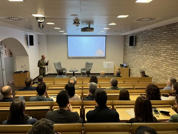 Conrado Cebollero, delegado de la Defensa en Aragón, habla sobre el liderazgo en las Fuerzas Armadas a los alumnos del máster en Dirección y Gestión de Empresas