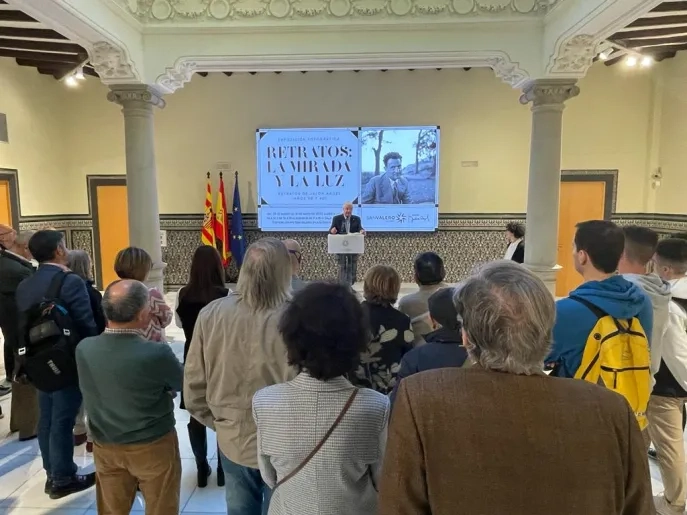 La Sala Jalón Ángel expone la obra de Jalón Ángel con “Retratos: La mirada y la luz”