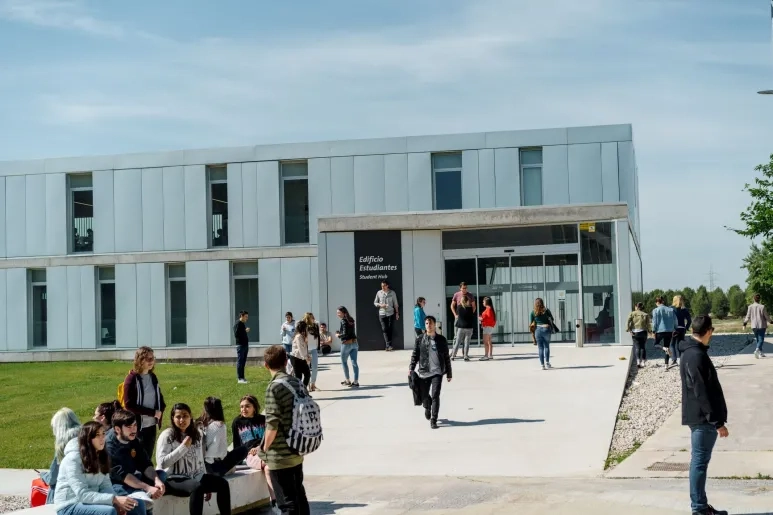 El 85% de los egresados de la promoción 2018 trabaja y nueve de cada diez realizan tareas de su titulación