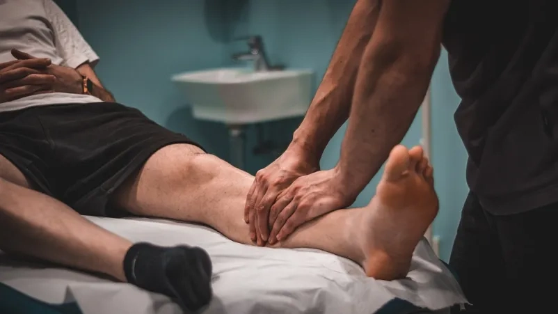 Rosa Victoria Almendáriz y Carlos Blasco, ganadores del certamen fotográfico 'Una imagen vale más que mil palabras. Fisioterapia'