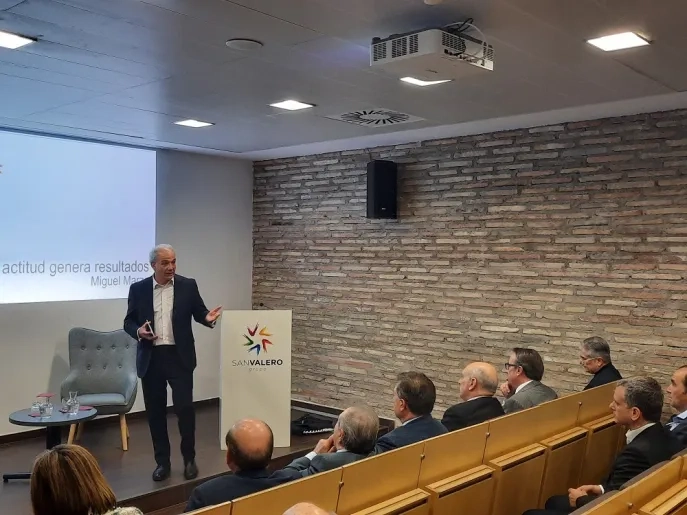 El presidente de CEOE Aragón, Miguel Marzo, imparte una conferencia para poner en valor la actitud positiva en la generación de resultados