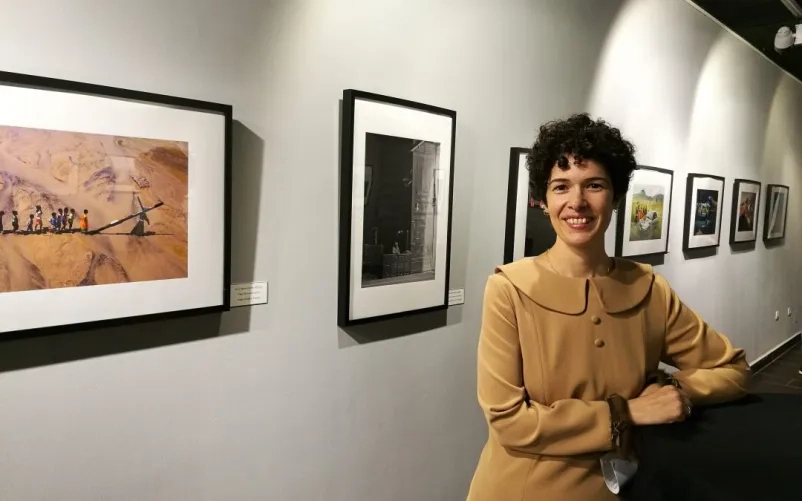 Una fotografía de Pilar Irala, directora del Archivo Jalón Ángel, en una exposición que conmemora los 100 años de la Real Sociedad Fotográfica de Zaragoza