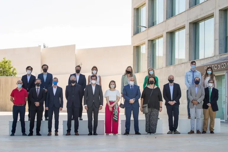 Las empresas que respaldan el Máster en Dirección y Gestión de Empresas de la USJ firman convenios de colaboración para la realización de actividades conjuntas