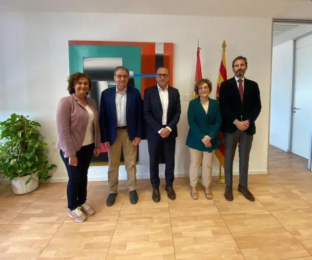 El consejero de Educación aborda con la rectora de la Universidad San Jorge una futura colaboración en las aulas hospitalarias