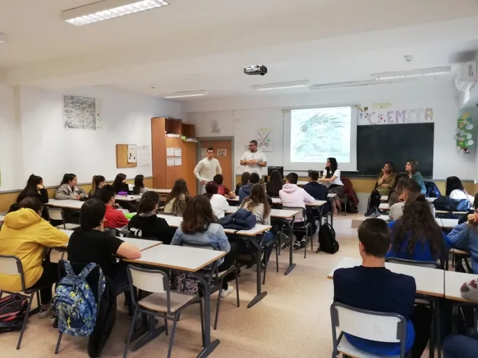 Dos alumnos de Enfermería imparten a los estudiantes de 1º de Bachillerato del Centro San Valero la primera sesión del proyecto Salud Mental En Positivo