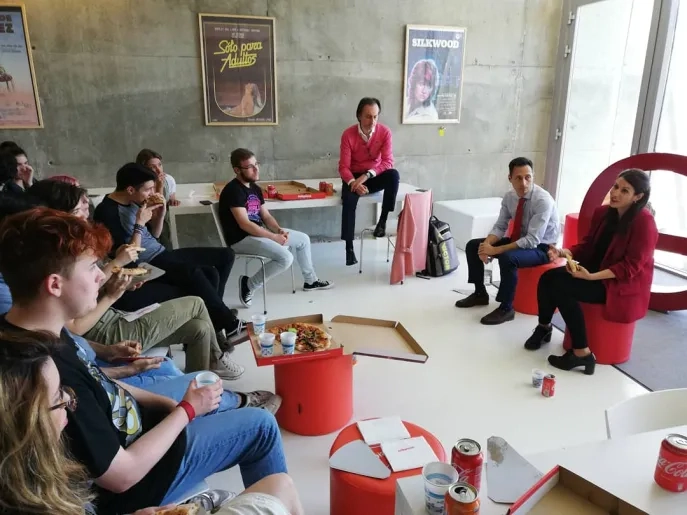 Primera Telepizzada Alumni USJ con la egresada Esther Betrián
