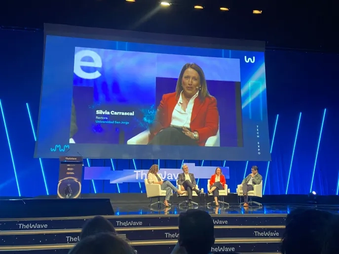 La rectora de la Universidad San Jorge, Silvia Carrascal, participa en el congreso tecnológico “The Wave”