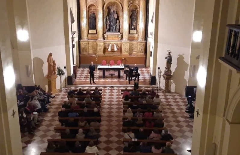 Alumnos de USJ Sénior visitan la Iglesia de la Mantería y asisten al concierto 'Alimentos del alma'