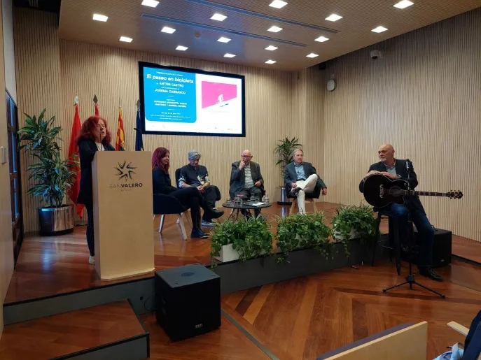 Presentación del cómic del libro de poemas de Antón Castro ‘El paseo en bicicleta’, con ilustraciones de Josema Carrasco