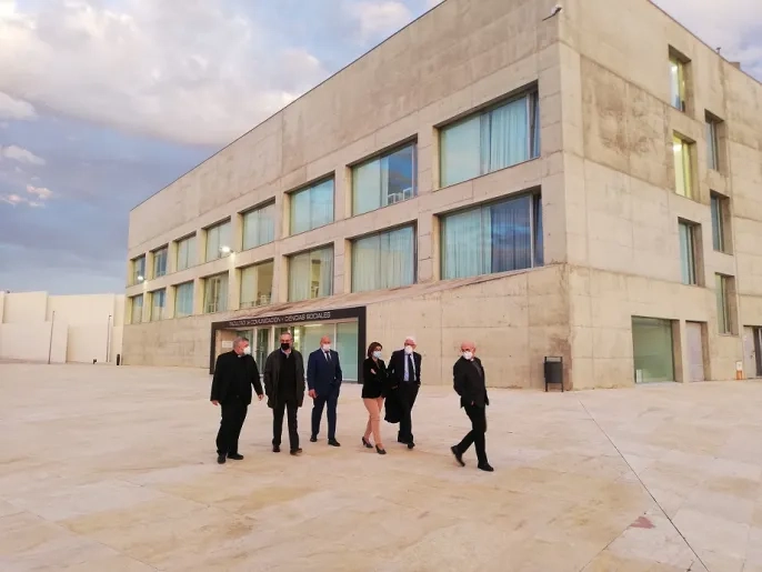 El nuevo arzobispo de Zaragoza, Carlos Escribano, visita la Universidad San Jorge