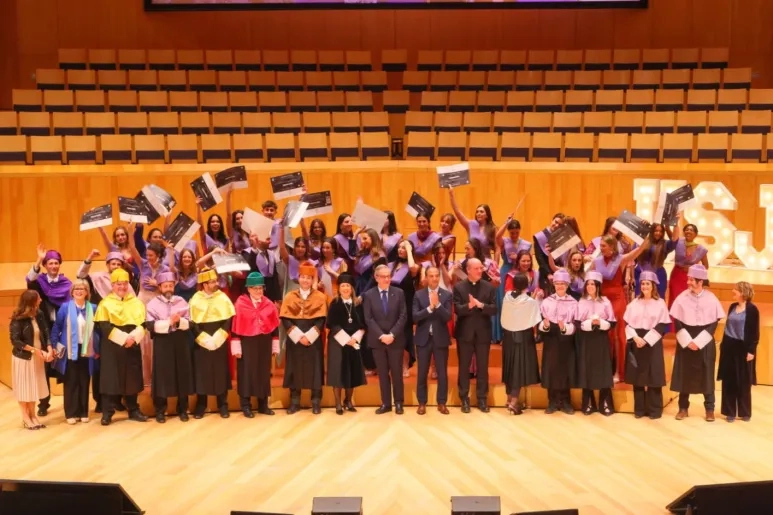 Los alumnos de la promoción 2024 de la Facultad de Ciencias de la Salud celebran su graduación