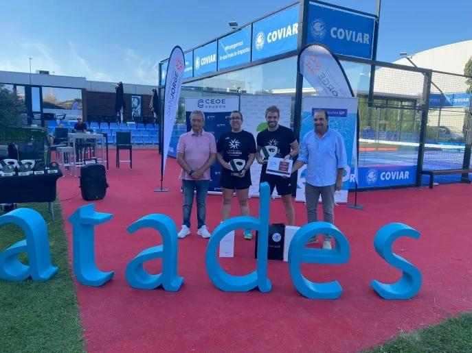 Sara Laborda y Alberto Rubio, de la Universidad San Jorge, consiguen el primer premio en la categoría mixta del Torneo Solidario de Pádel de ATADES