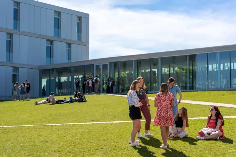 El 87% de los antiguos alumnos de la promoción 2022 de la Universidad San Jorge trabaja y 9 de cada 10 la recomiendan