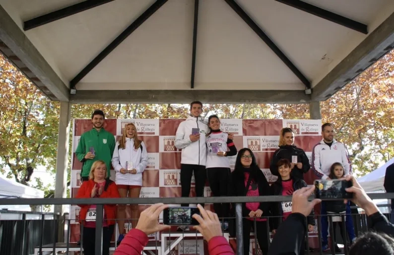 El estudiante de la USJ Daniel Tolosa y la atleta Belén Sanchez ganan la prueba de 5k de la IV edición de la Carrera Contra la Violencia de Género