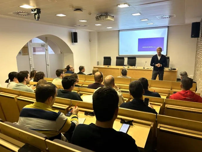 “Nuestro reto es la IA, pero hay que alertar al lector”, destaca Mikel Iturbe, director de Heraldo de Aragón, a los alumnos del máster en Dirección y Gestión de Empresas