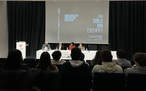 El director de cine Gaizka Urresti presenta el corto “Solo un ensayo” en la USJ