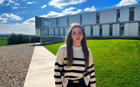 La egresada Julia Canales crea un videojuego para diagnosticar y tratar problemas visuales