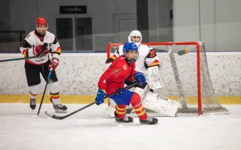 El estudiante Carlos Vilar gana el oro en el Mundial sub 20 de Hockey Hielo