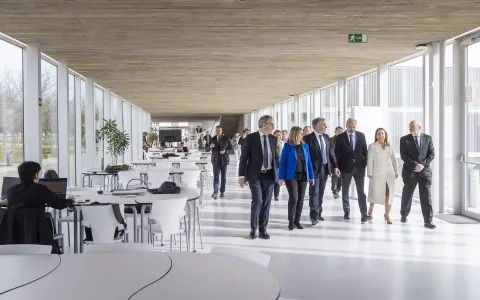 El presidente del Gobierno de Aragón, Jorge Azcón, visita la Universidad San Jorge con motivo de su vigésimo aniversario