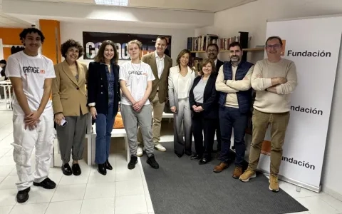  La alcaldesa de Zaragoza visita el GarageLab del Centro Sociolaboral Casco Viejo promovido por Fundación Orange 