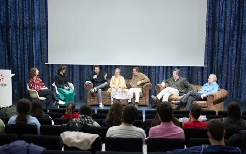 El director y guionista Javier Macipe comparte con los alumnos la importancia de la figura del maestro en la vida de las personas