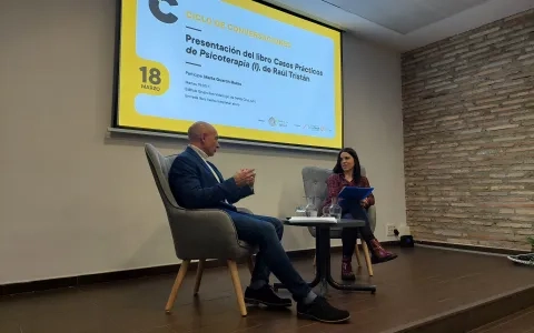 Presentación del libro el libro 'Casos prácticos de psicoterapia (I)' que aborda la relevancia de la salud mental en la sociedad actual