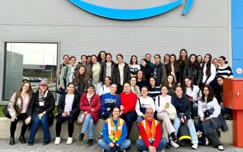 Estudiantes del programa STEM Talent Girl Aragón visitan las instalaciones de Amazon en Zaragoza