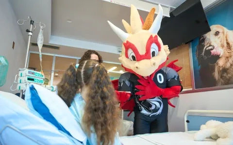 El dragón de la USJ sorprende a los niños hospitalizados y los acompaña en un inolvidable cuentacuentos 