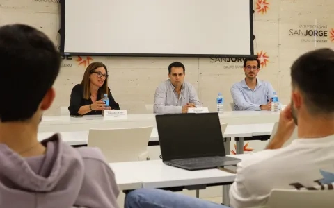 Los alumnos de Biomedicina participan en una jornada de orientación para conocer las salidas profesionales a las que pueden acceder tras finalizar sus estudios 