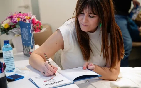 Nerea Resa, antigua alumna de Periodismo, conciencia sobre la diversidad funcional en su libro Un ser espacial