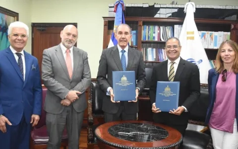 El MESCyT firma un acuerdo para becas con la Universidad Dominicana San Valero (UNISVA) 