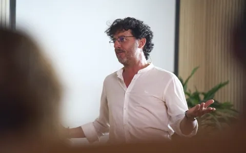 El fotoperiodista Emilio Morenatti desvela las claves de su obra en la conferencia «El oficio de mirar y el compromiso con la realidad»