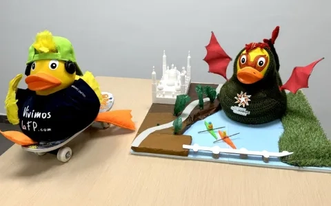 Pato Dragón y F Pato, representantes de Grupo San Valero en la competición de patos del Centenario de Centro Natación Helios 