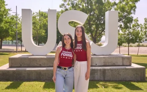 Las estudiantes Ana Capalvo y Andrea Bernal nos presentan “La fiebre del FOMO”, la propuesta ganadora del concurso de creatividad MahouLab 2025