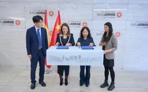 La Universidad San Jorge y la Hangzhou Polytechnic firman un acuerdo de colaboración para desarrollar programas conjuntos con empresas del vehículo eléctrico