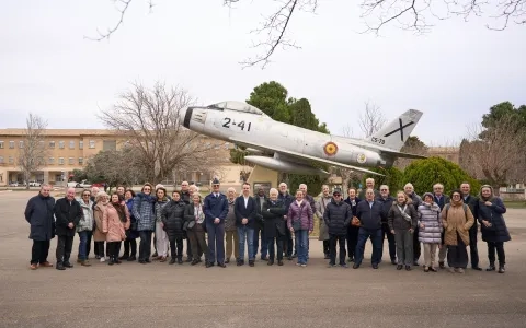 Más de 50 alumnos de USJ Sénior conocen las políticas de seguridad y defensa de la Base Aérea de Zaragoza 