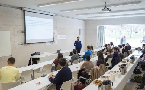 El experto en innovación pública Raúl Olivan imparte la charla  ‘Derecho al futuro’ en el marco del ciclo Life Skills Academy 
