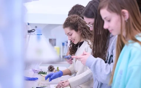 Creatividad, experimentación y conocimiento del entorno natural en un taller de cianotipia