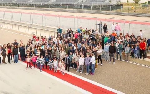  Familias y personal de Grupo San Valero disfrutan de una jornada de motor y convivencia en Alcañiz 