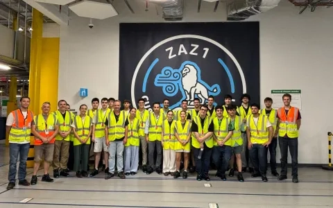 Estudiantes y egresados de la Universidad San Jorge conocen el modelo de trabajo de Amazon en una visita a sus instalaciones de Zaragoza