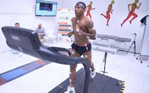 Pervis Estupiñan, futbolista del Brighton de la Premier League Inglesa y de la Selección de Ecuador, colabora en una investigación de la USJ sobre prevención de lesiones y aumento del rendimiento