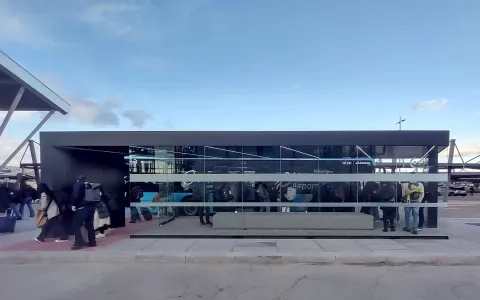 Docentes del grado en Diseño Digital y Tecnologías Creativas de la USJ ponen en marcha una innovadora marquesina en el Aeropuerto de Zaragoza