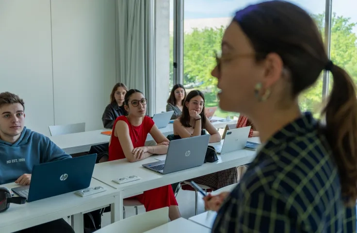 FORMACIÓN ACADÉMICA Y PRÁCTICA